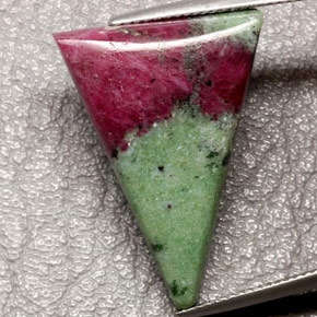 Rubí zoisita multicolor natural de 25,24 ct, trillón, opaco