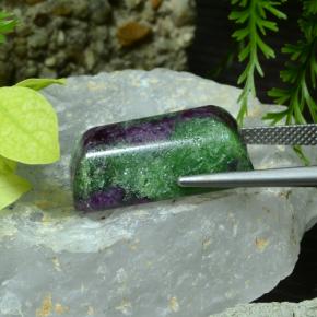 Rubí zoisita multicolor natural de 25,75 ct, corte esmeralda, opaco