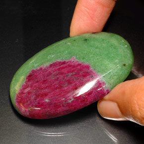 Rubí zoisita multicolor natural de 168,75 ct, corte óvalo, opaco