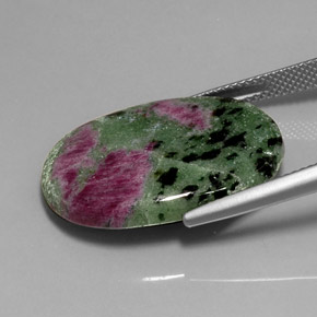 Rubí zoisita multicolor natural de 22,56 ct, corte óvalo, opaco