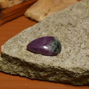 Rubí zoisita multicolor natural de 8,53 ct, en forma de pera, opaco