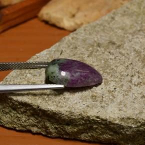 Rubí zoisita multicolor natural de 8,53 ct, en forma de pera, opaco