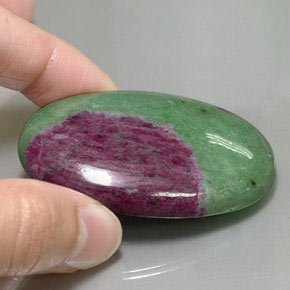 Rubí zoisita multicolor natural de 168,20 ct, corte óvalo, opaco