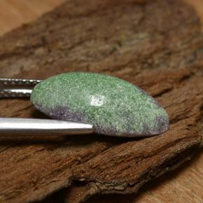 Rubí zoisita verde natural de 5,81 ct, marquesa, opaco