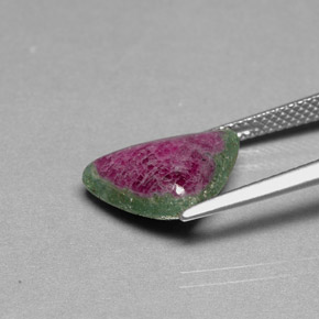 Rubí zoisita multicolor natural de 5,18 ct, trillón, opaco