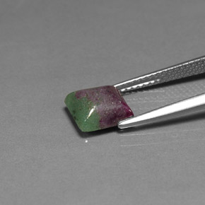 Rubí zoisita multicolor natural de 2,33 ct, cuadrado, opaco