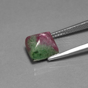 Rubí zoisita multicolor natural de 4,47 ct, baguette, opaco