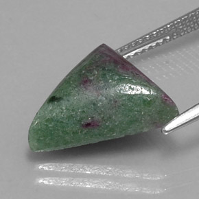 Rubí zoisita multicolor natural de 8,77 ct, trillón, opaco
