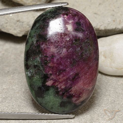 46.96ct Natural Multicolor Rubí-Zoisita, Ovalada, Opaco