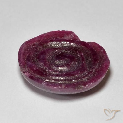 Rubí-Zoisita Medium Dark Reddish-Purple natural de 12.46 ct, Corte Flor, Opaco