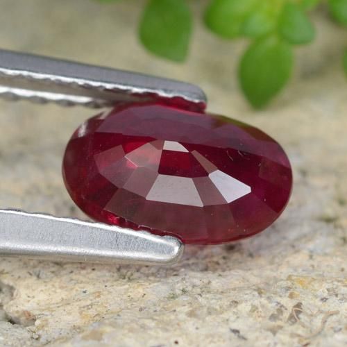 Rubí Rojo oscuro natural de 0.92 ct, Ovalada, VS-SI