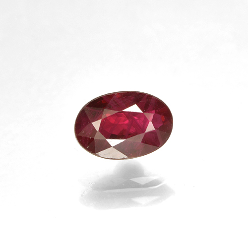 Rubí Rojo medio natural de 0.62 ct, Corte Óvalo, VS-SI