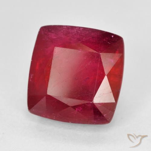 Rubí Rojo oscuro natural de 7.12 ct, Forma Cojín, VS