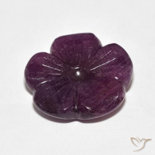 Rubí Púrpura medio natural de 13.78 ct, Corte Flor, Opaco