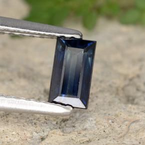Zafiro Azul oscuro natural de 0.59 ct, Corte Baguette, VS