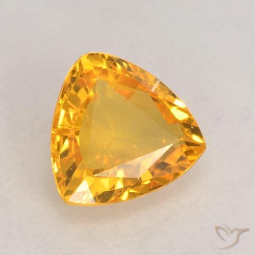 Zafiro Dorado medio natural de 0.64 ct, Trillón, VVS-VS