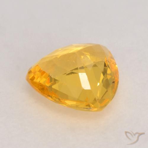Zafiro Dorado medio natural de 0.62 ct, Trillón, VVS-VS