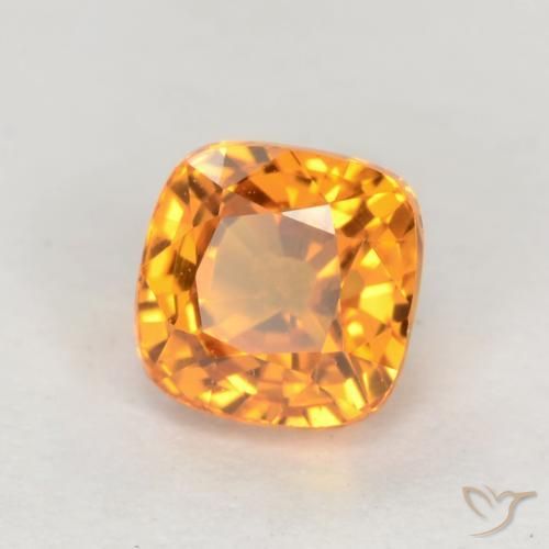Zafiro Dorado naranja intenso natural de 0.66 ct, Forma Cojín, VS