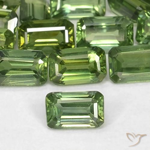 0.40ct Natural Medium Light Green Zafiro, corte esmeralda, VS