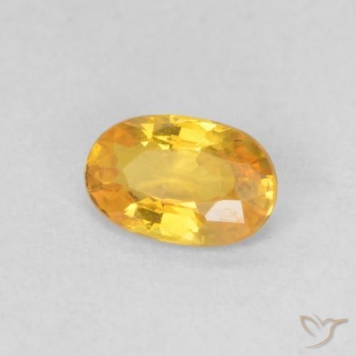 Zafiro Dorado medio natural de 0.56 ct, Ovalada, VVS