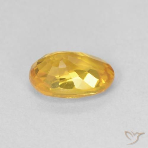 Zafiro Dorado naranja natural de 0.66 ct, Ovalada, VVS-VS