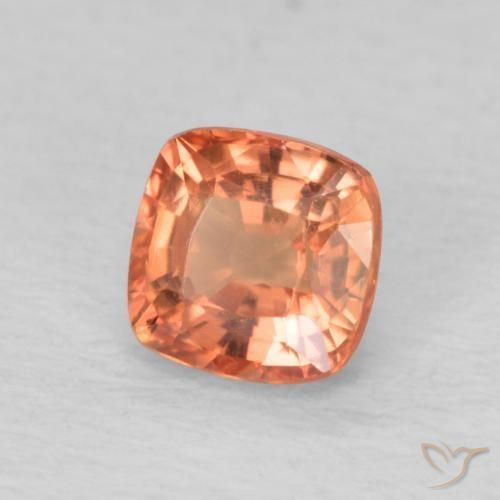 Zafiro Rojo medio natural de 0.65 ct, Forma Cojín, VVS