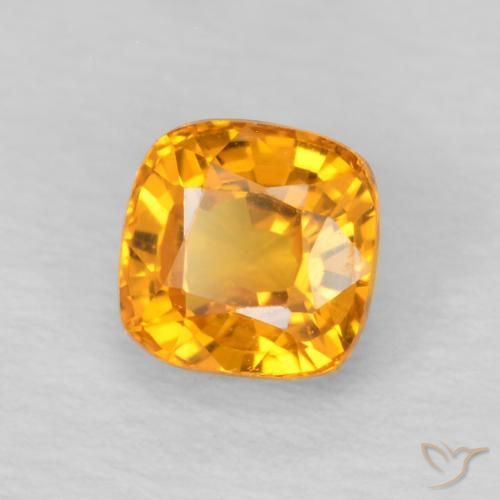 Zafiro Dorado naranja natural de 0.68 ct, Forma Cojín, VVS