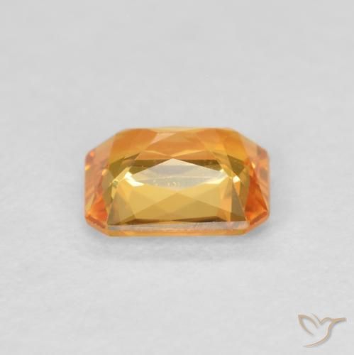 Zafiro Dorado naranja intenso natural de 0.48 ct, Corte Octágono / Esmeralda, VVS-VS