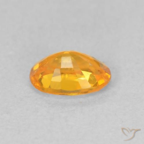 Zafiro Dorado naranja intenso natural de 0.66 ct, Ovalada, VVS-VS