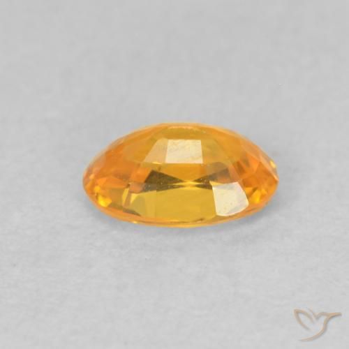 Zafiro Dorado naranja natural de 0.57 ct, Ovalada, VVS-VS