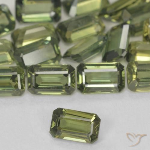 Zafiro Verde cálido natural de 0.45 ct, Corte Octágono / Esmeralda, VS