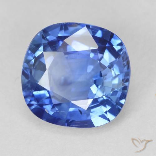 Zafiro Azul oscuro medio natural de 3.23 ct, Forma Cojín, VVS-VS