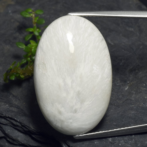 Scolecita blanco grisáceo claro natural de 15,77 ct, corte óvalo, opaco