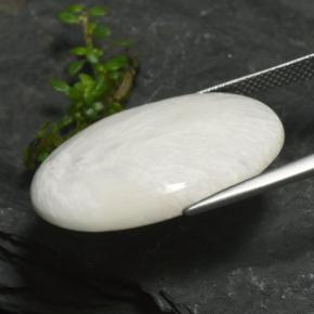 Scolecita blanco grisáceo claro natural de 15,77 ct, corte óvalo, opaco