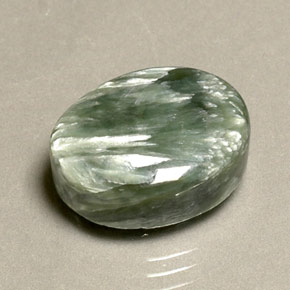 Serafinita verde natural de 10,63 ct, corte óvalo, opaco