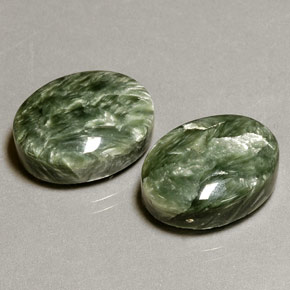 Gemas de serafinita verde natural de  ct, corte óvalo, opaco