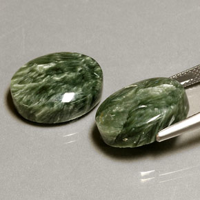 Gemas de serafinita verde natural de  ct, corte óvalo, opaco