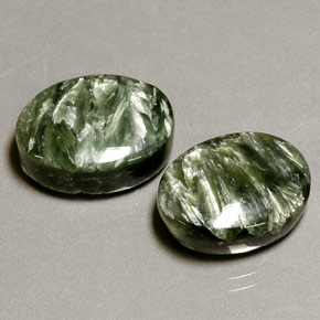 Gemas de serafinita verde natural de  ct, corte óvalo, opaco