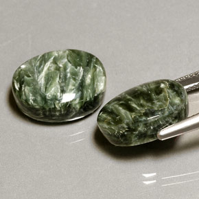 Gemas de serafinita verde natural de  ct, corte óvalo, opaco