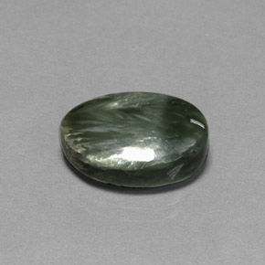 Serafinita verde natural de 7,83 ct, corte óvalo, opaco