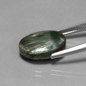 Serafinita verde natural de 7,83 ct, corte óvalo, opaco