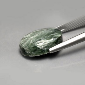 Serafinita verde natural de 8,94 ct, corte óvalo, opaco