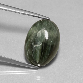 Serafinita verde natural de 4,57 ct, corte óvalo, opaco