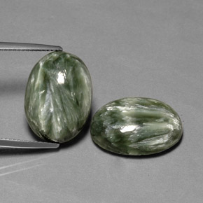 Gemas de serafinita verde natural de  ct, corte óvalo, opaco