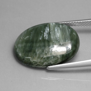 Serafinita verde natural de 11,82 ct, corte óvalo, opaco