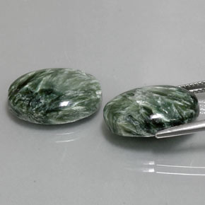 Gemas de serafinita verde natural de  ct, corte óvalo, opaco