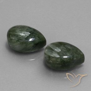 Gemas de Serafinita Verde medio natural de 12.23 ct, En forma de pera, Opaco