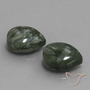 Gemas de serafinita Verde militar natural de 12.60 ct, En forma de pera, Opaco