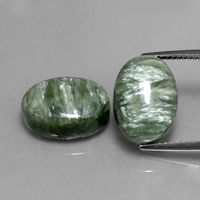 Gemas de serafinita verde natural de  ct, corte óvalo, opaco