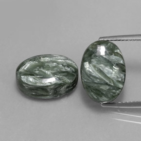 Gemas de serafinita verde natural de  ct, corte óvalo, opaco